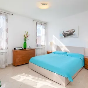 most-convenient-apartment-in-venice.hotelslidodijesolo.com/